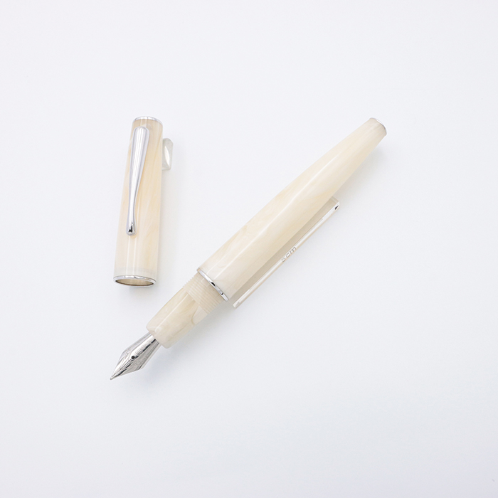 DELTA italiana Ivory 万年筆字幅F