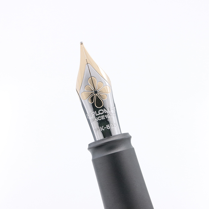 Diplomat アエロ 万年筆　14金 M 新品)DIPLOMAT ディプロマット 万年筆 アエロ シャンパン 14K（商品ID