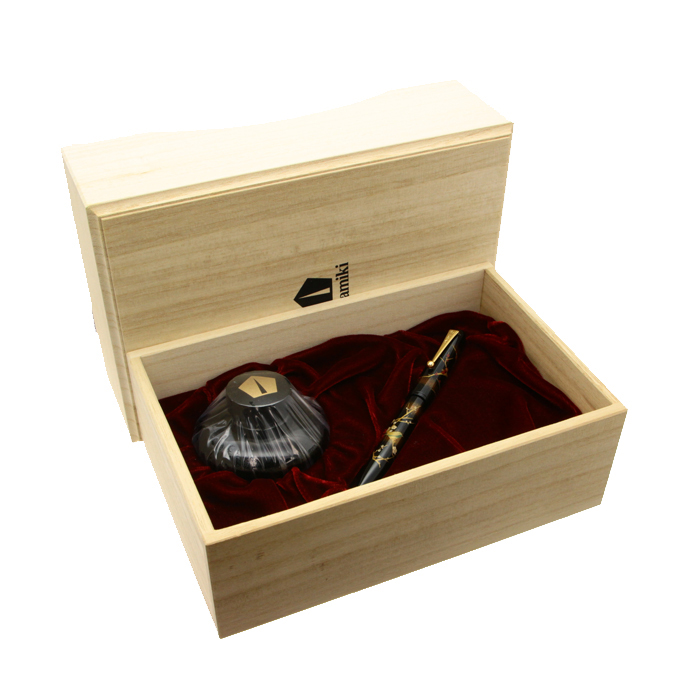 2167様感謝‼️JAPAN蒔絵鷹の羽家紋と蝶鳥花五段重二枚蓋と重ね盆二枚木箱入 2167様感謝‼️JAPAN蒔絵鷹の羽家紋と蝶鳥花五段重二枚蓋と重ね盆