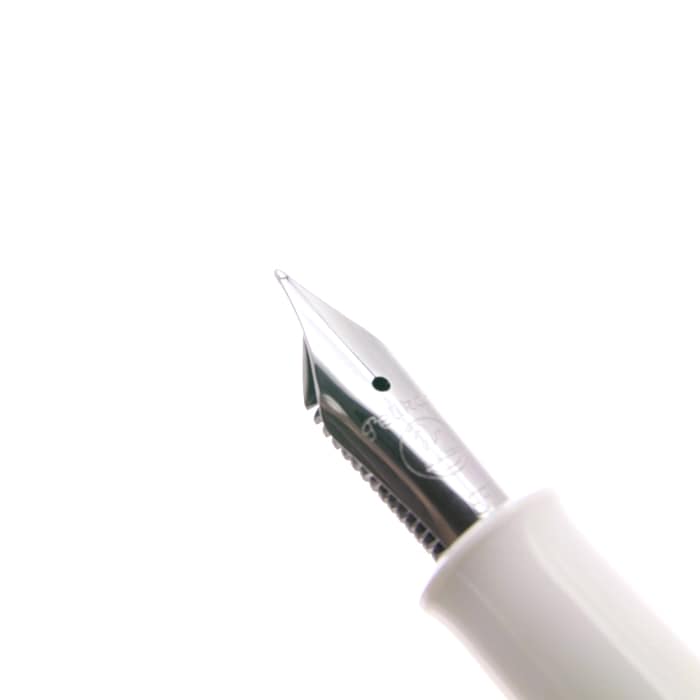 Pelikan 万年筆 ホワイトM205　新品未使用☆お値下げ交渉承ります☆ Pelikan（筆記具） 名入れ 万年筆 ペリカン PELIKAN
