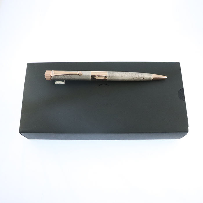 ロメオ Ｎｏ.３【限定】ボールペン 細軸 ガンメタル／アプリコットゴールド Amazon | ロメオ 【限定】No．3 ボールペン 細軸（ファインブラッシュ