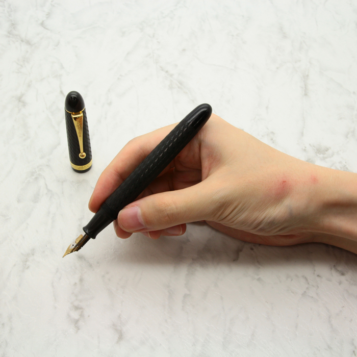 プラチナ 万年筆 創業70周年記念 エボナイト チェイス柄 中字 詳細ページ | 万年筆 ボールペンなど高級筆記具の販売・買取