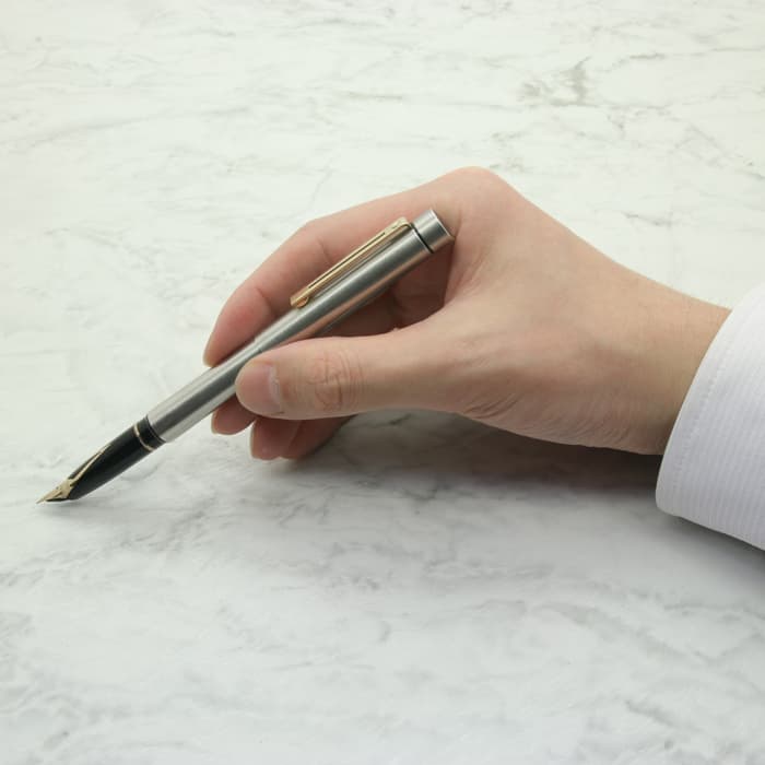 SHEAFFER 万年筆 TARGA 1001 XG Sheaffer TARGA 1001XG Fountain Pen - Brushed Steel, 14k Broad Nib