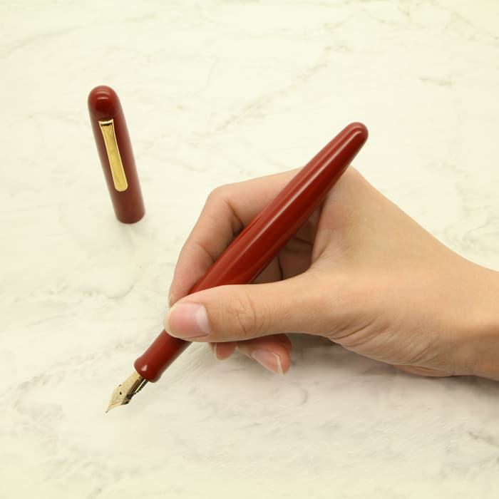 中屋の万年筆をオーダーメイド。まろやかなフォルムを覆い、しっとり