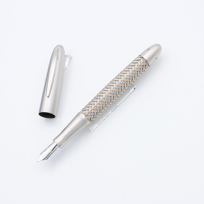 ２月激安セール。34500円→19000円。廃盤、極稀少。ポルシェデザインボールペンp`3110。14金&ステンレスコンビ。テックフレックス。超激レア。生産終了により手に入れる事困難。ドイツ製。プレミアム高級ボールペン。 詳細ページ | 万年筆 ボールペンなど高級筆記具の販売・買取